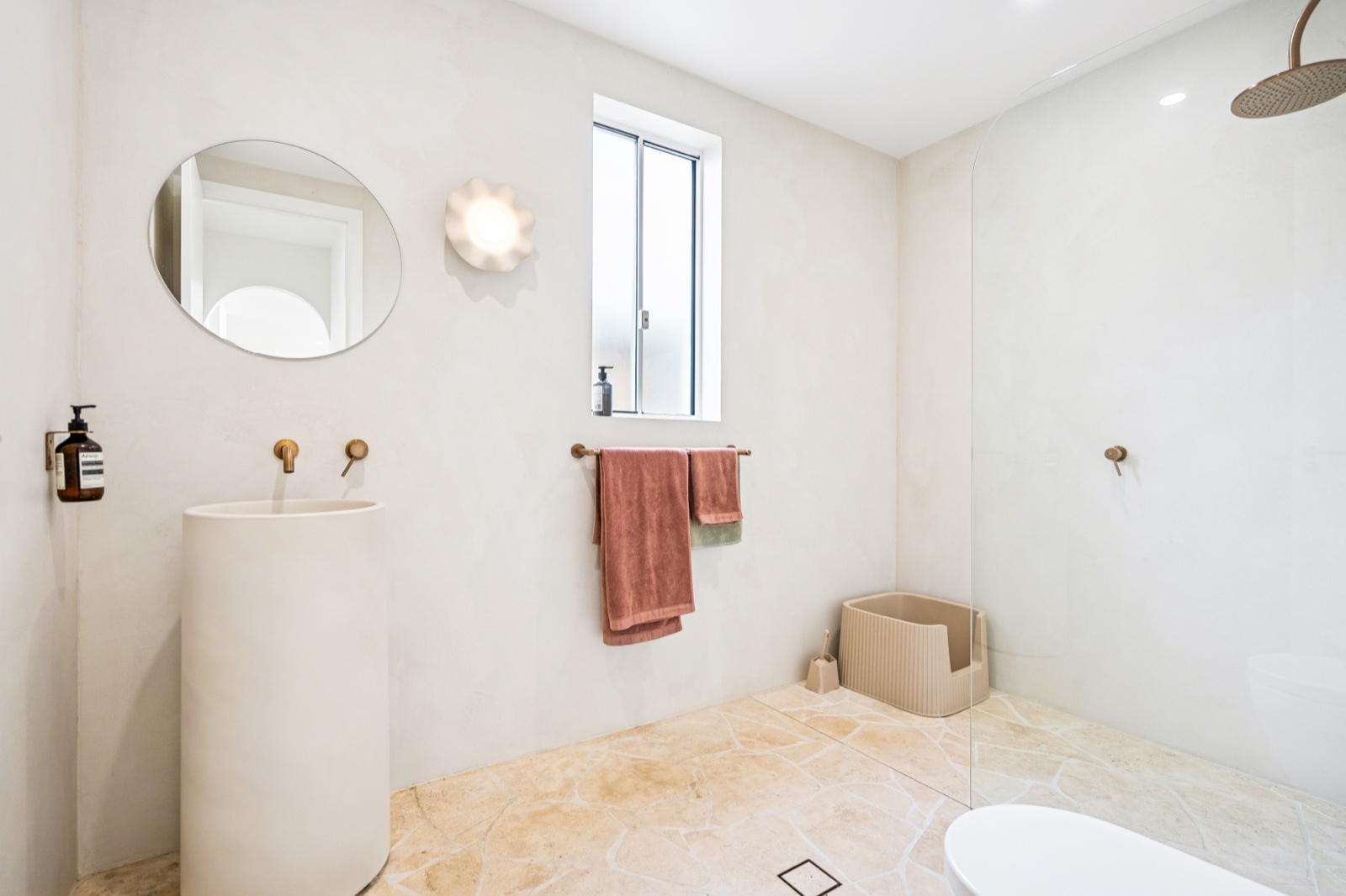 Ensuite with pedestal basin